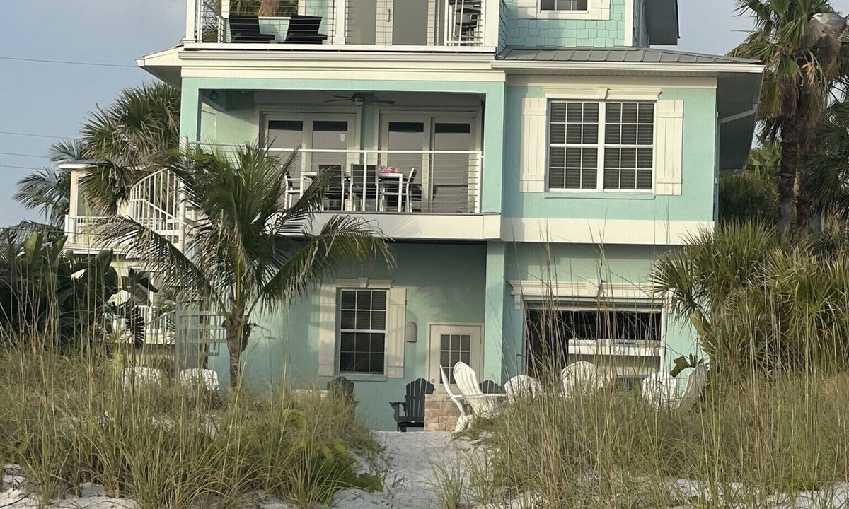 Ilexhurst House | BEACHFRONT HOUSE DIRECTLY ON SOFT SUGAR WHITE SANDS VRC19-000234
