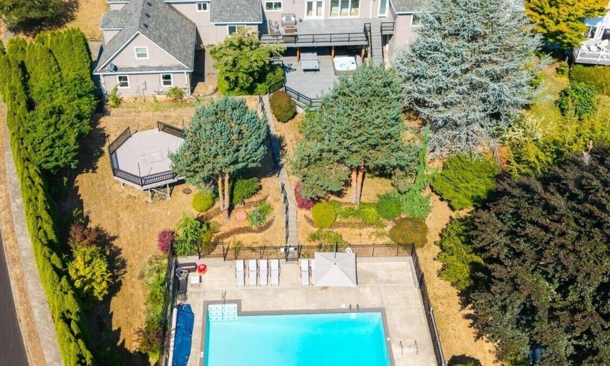 Gresham Villa | Luxury 7BD Villa with Pool, Hot Tub, Sauna, Gym & Billiard