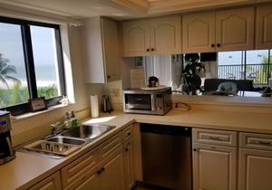 Beachfront Condo 2Bed/2Bath With Pool and Private Balcony-Nice Escape in Fort Myers Beach