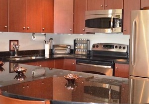 Large Premier Condo, 3 Bedroom on Kelowna Golf Course, sleeps 6, Pool & Hot Tub in Kelowna