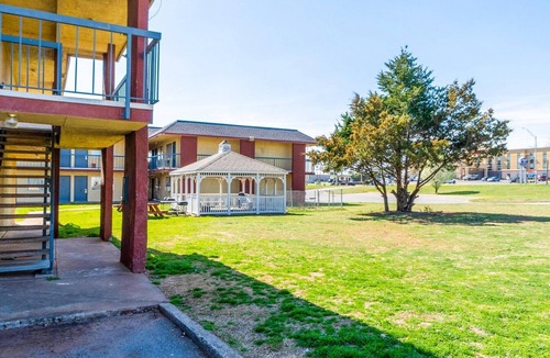 Chickasha Apartment | 3 Full Bed | Non-Smoking