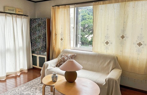 Otaru Villa | A Japanese-style villa with a Showa aesthetic in Otaru, Hokkaido. The retro townscape and traditional Japanese-style rooms are in harmony, and the Otaru Canal is only a 5-minute walk away. Experience a stay in a port town atmosphere at its best.