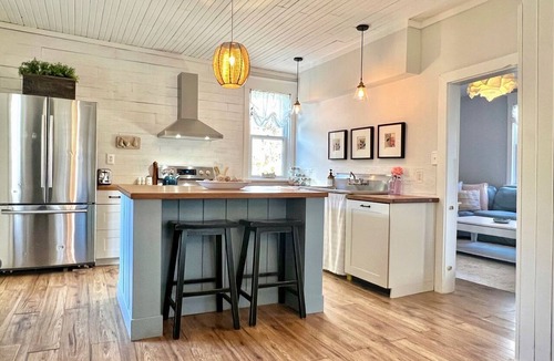 Unorganized Centre Parry Sound House | Beautiful, Rustic, Lodge with Pizza Oven, BBQ, and Porch for an Amazing Family Getaway in Ontario