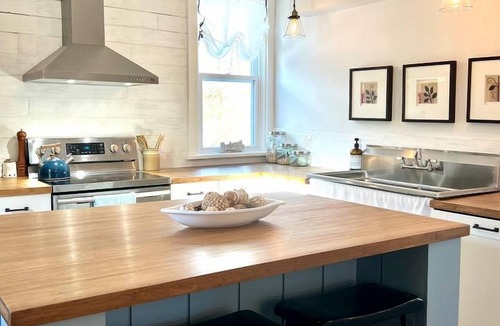Unorganized Centre Parry Sound House | Beautiful, Rustic, Lodge with Pizza Oven, BBQ, and Porch for an Amazing Family Getaway in Ontario