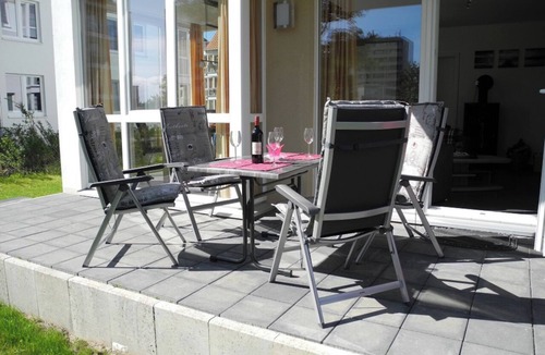 Grossenbrode Apartment | Child-friendly vacation apartment Meeresrauschen 4 in Großenbrode. Inviting terrace with garden and patio furniture. Lovingly equipped with toys, books and entertainment for young and old