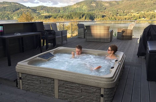Radoy Cabin | Great cottage for rent in beautiful Nordhordland. Close to sea, with terrace and whirlpool.