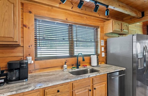 Stanton Cabin | Hot Tub, Fire Pit, WiFi, EV Charger | Biggie cabin near Red River Gorge, KY!