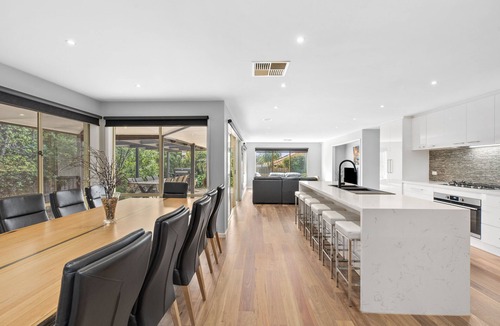 Ocean Grove House | KINGSTON DOWNS - OCEAN GROVE - Sleeps 17 Strictly Family and Corporate Bookings