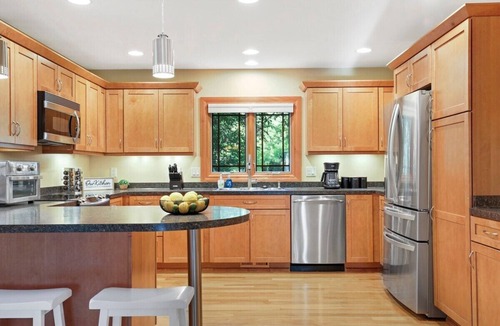 Madison House | LakeMonona Waterfront + PrivateDock + FencedYard + HotTub + GameRoom + EVCharger