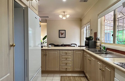 St Peters House | Oriental charming 3-bedroom house in welcoming Saint Peters with AC, WiFi