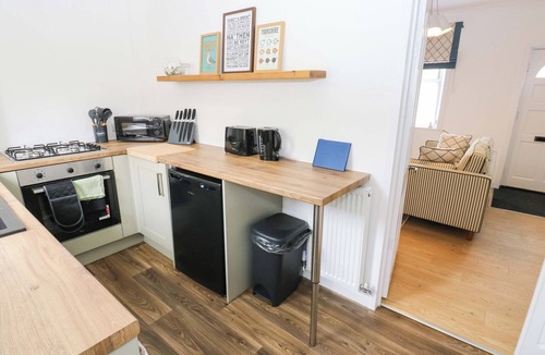Saltaire Village House | SALTAIRE HOUSE, romantic, with a garden in Saltaire