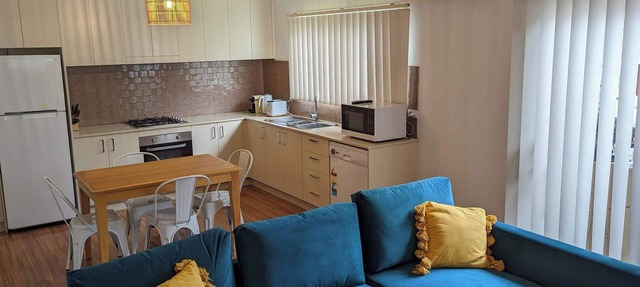1 bedroom guesthouse near airport with private access and parking in Arncliffe