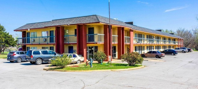 1 King Bed & 1 Queen Bed in Chickasha OK