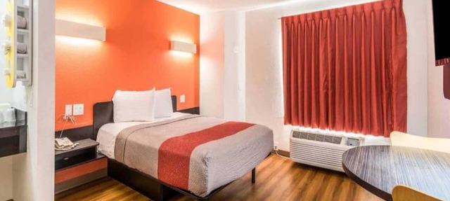 1 Queen Bed | Non-Smoking in Harvey