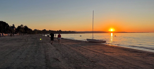 2 Bed Apartment-300m to the private beach, 25 minutes to the Blue Mountain in Wasaga Beach