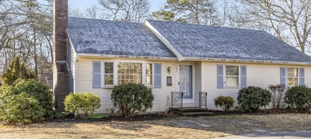 3-bedroom Cape Cod ranch just steps to private beach or Cooks Brook public beach in Eastham