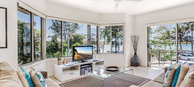 Aarons Villa - Waterfront Perfectly located on Gympie Terrace in NOOSAVILLE