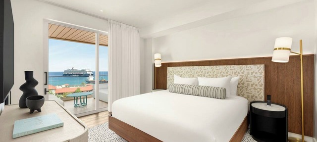 Accommodation with Free On-site Parking | 2.9mi from Camana Bay in George Town