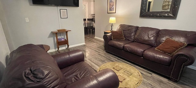 Aimee's Place- Comfy and Close to Everything! in Moore