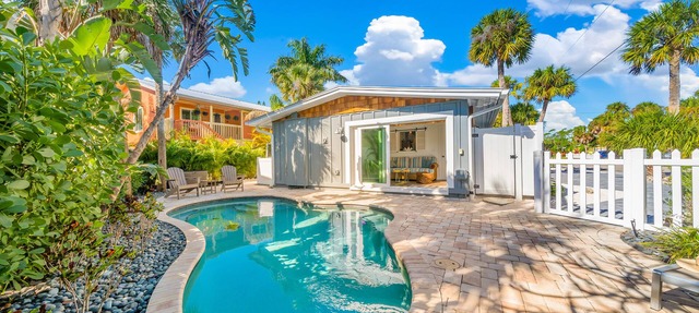 Anna Maria Island!1 Block to the Beach. Private Home with Heated Pool. in Anna Maria Island