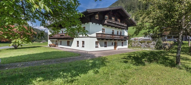 Apartment 'Spielberg' with Mountain View, Shared Garden and Wi-Fi in Sankt Martin bei Lofer