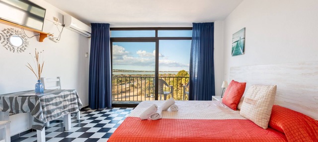 Apartment 'Estudio Mirada 304' with Lake View, Wi-Fi and Air Conditioning in Es Pujols