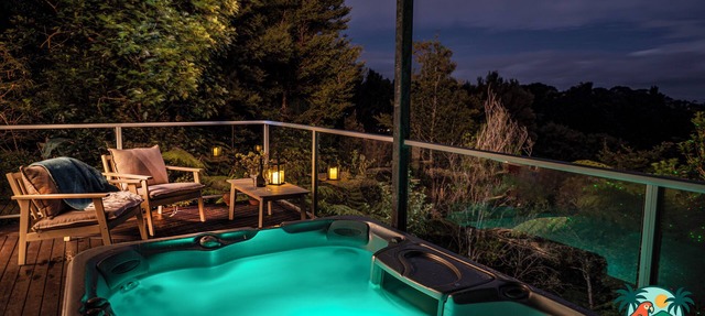 Arabella Hideaway | Private Spa & Bay Views. in Opua