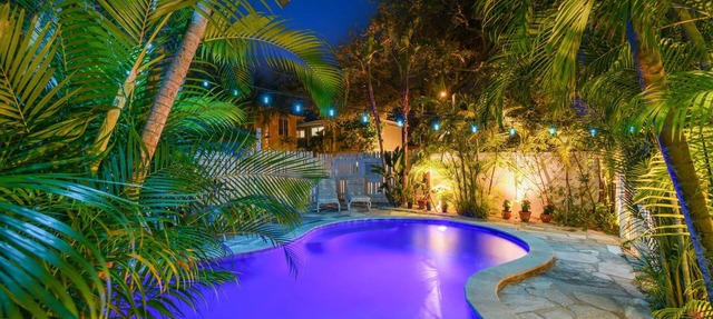 Beach House wPrivate Pool, Direct Beach Access, 2Kitchens, 2dishwashers Sleeps10 in Indian Rocks Beach