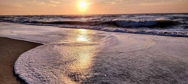 “BEACHFRONT ELM” IS CALLING ~Oceanfront~Private Beach Access~Pool~ in Carolina Beach