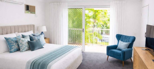 Beachside 2BR Apartment with Parking 1 Min Walk to The Strand Townsville in North Ward