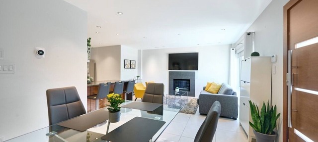 Beautiful Modern Garden Suite steps to Ambleside Beach in West Vancouver