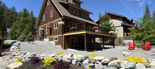 Bedrooms Galore! 7 Bedrooms. Private Hottub. Short, Flat Walk to Lift. in Kimberley