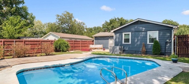 Blue Cedar Poolside Retreat: 3-bedroom home in Broken Arrow with full amenities in Broken Arrow