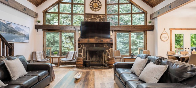 Blue Mt. Chalet 8 BDR 4 W/C Ski & Recreation Resort, Golf, Beach, Hiking & More in Blue Mountain