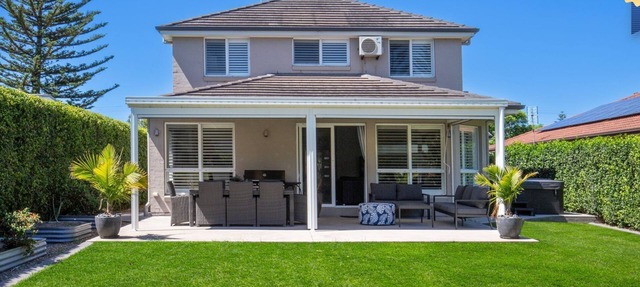 Bluewater Jervis Bay - Pet Friendly Luxury with Spa - 5 Mins Walk to Beach in Callala Beach