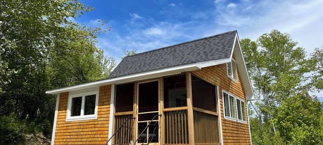 Bright and charming cabin on the Cabot Trail overlooking St. Ann’s bay. in Baddeck