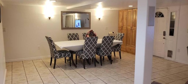 Bright and spacious 3 bedroom suite near mountains in Sandy