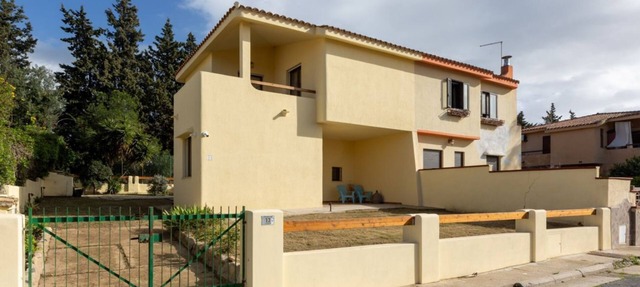 Bright villa of 90 square meters, perfect for four people, featuring a private entrance and two reserved uncovered parking spaces.The property is located in the Capitana area of ​Quartu Sant'Elena, an area rich in beaches, historic sites, and nautic in Quartu Sant'Elena