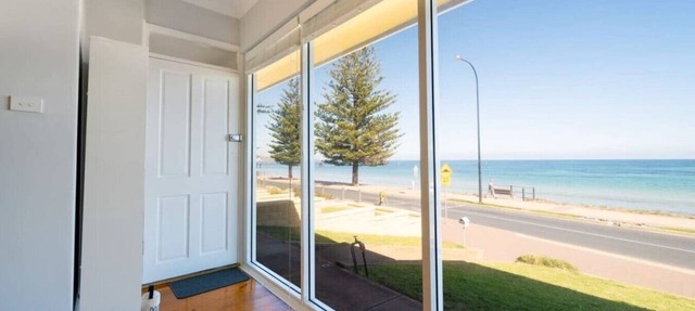 Brighton Beachfront Sanctuary - Retro Coastal Charm in Brighton