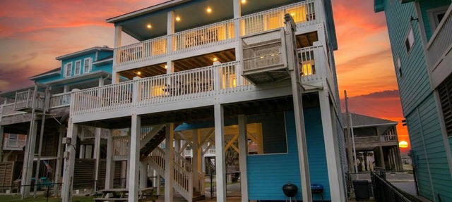 Changes in Latitudes: 2nd Row Gulf Views/4BR, Sleeps 14 in Crystal Beach