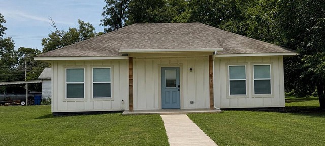 Charming 2-bedroom house with WiFi, AC in wonderful Chickasha in Chickasha