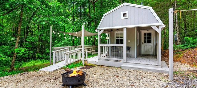 Charming bungalow Tiny Home, Fire pit, Close to town, Dog Friendly, Mountain Air in Ellijay