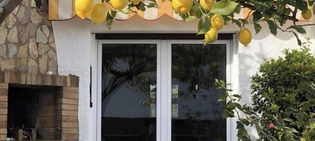 Charming, renovated house—4-minute walk to Grifeu Beach—Beautiful garden—Parking—Air conditioning in Llançà