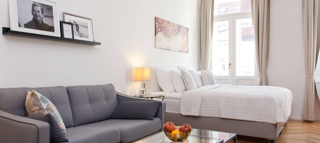 Charming river apartment, Castle view, Breakfast incl. in Praha 5