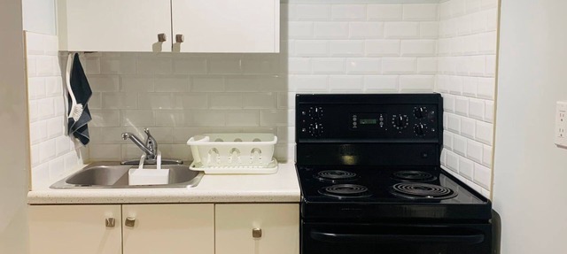 Chic Studio Steps from Subway and Main St Shops in Toronto