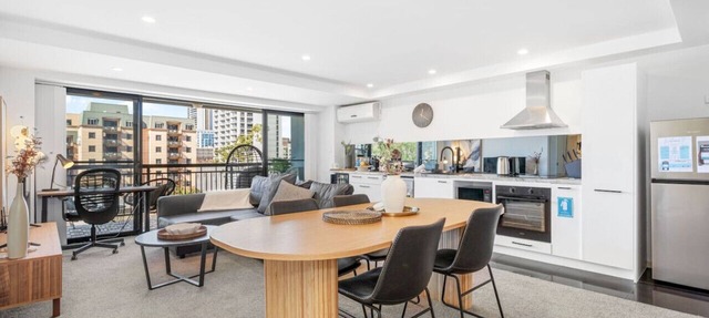 City Life: 2BR Apt with Pool, Gym, Sauna & Car Bay in Perth