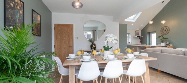 Comfortable & Contemporary 5-Bed 3 Bathroom Home in Gloucestershire