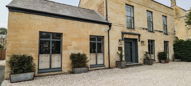 COTSWOLD HOUSE, pet friendly, with open fire in Moreton-In-Marsh in Moreton-in-Marsh