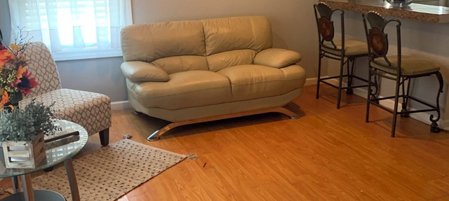 Cozy 2-bedroom house with huge gated yard in enjoyable Homewood Illinois in Homewood