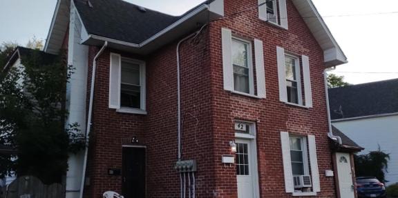 Cozy downtown two bedrooms free parking in Kingston